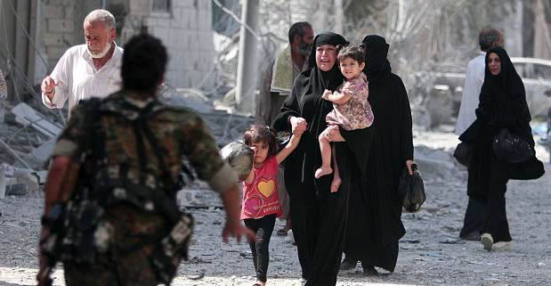 IS Kidnaps 2,000 Civilians While Evacuating Last Position in Syria’s Manbej